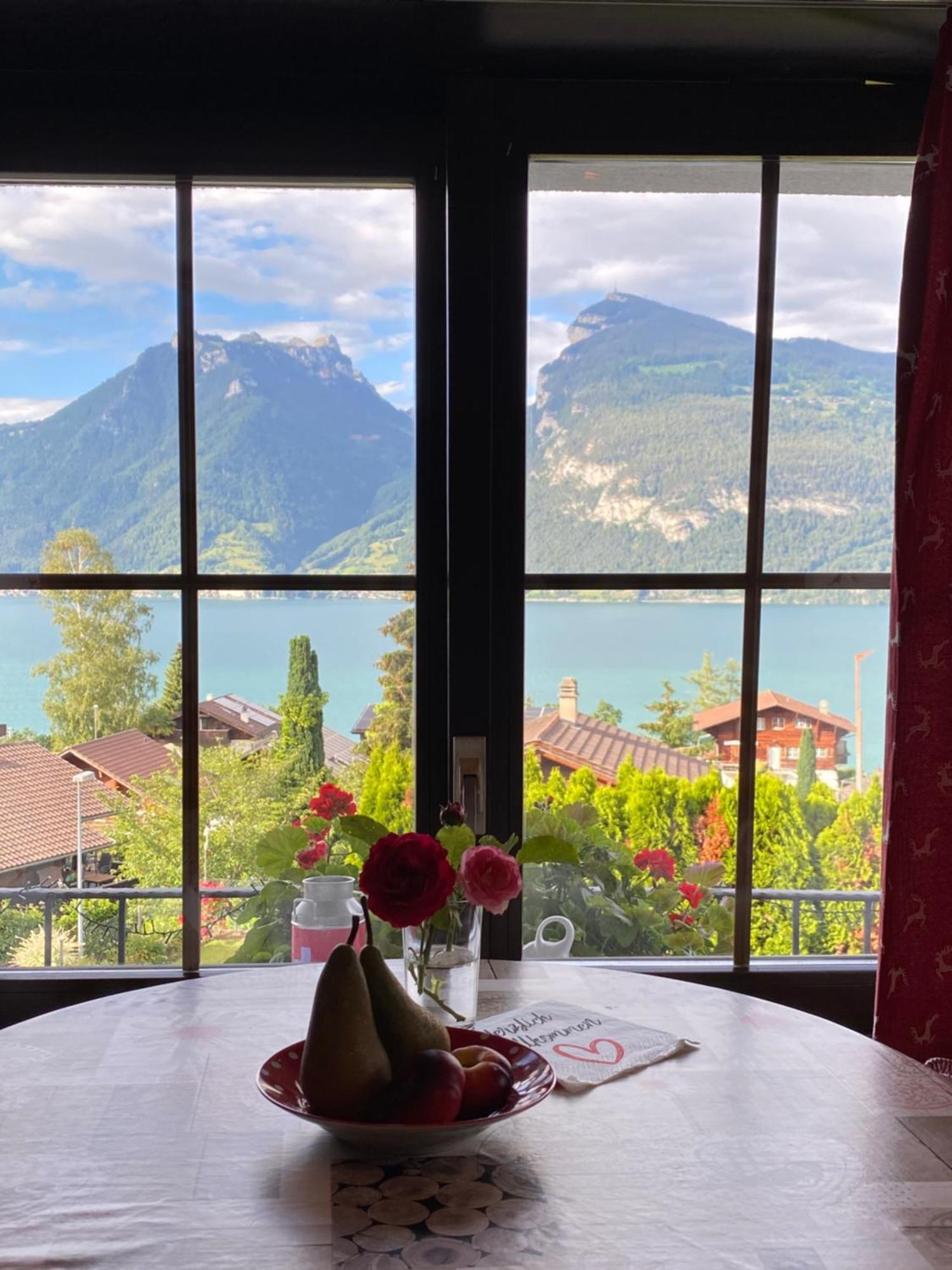 Herrlicher Blick Auf Berge Und See Faulensee Buitenkant foto